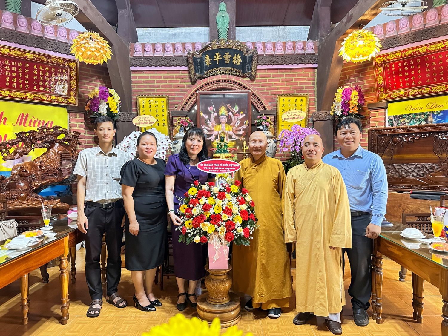 Đoàn đến thăm Hòa thượng Thích Trí Giác - Chứng minh Ban Trị sự tỉnh; viện chủ Viện chủ Tổ đình Minh Tịnh