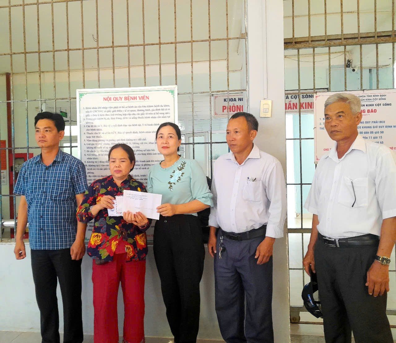 Bà Phan Thị Chung trao hỗ trợ cho bà Phan Thị Tuyết Hạnh (vợ ông Hồ Sương tại khoa Thần kinh Cột sống BVĐK tỉnh)