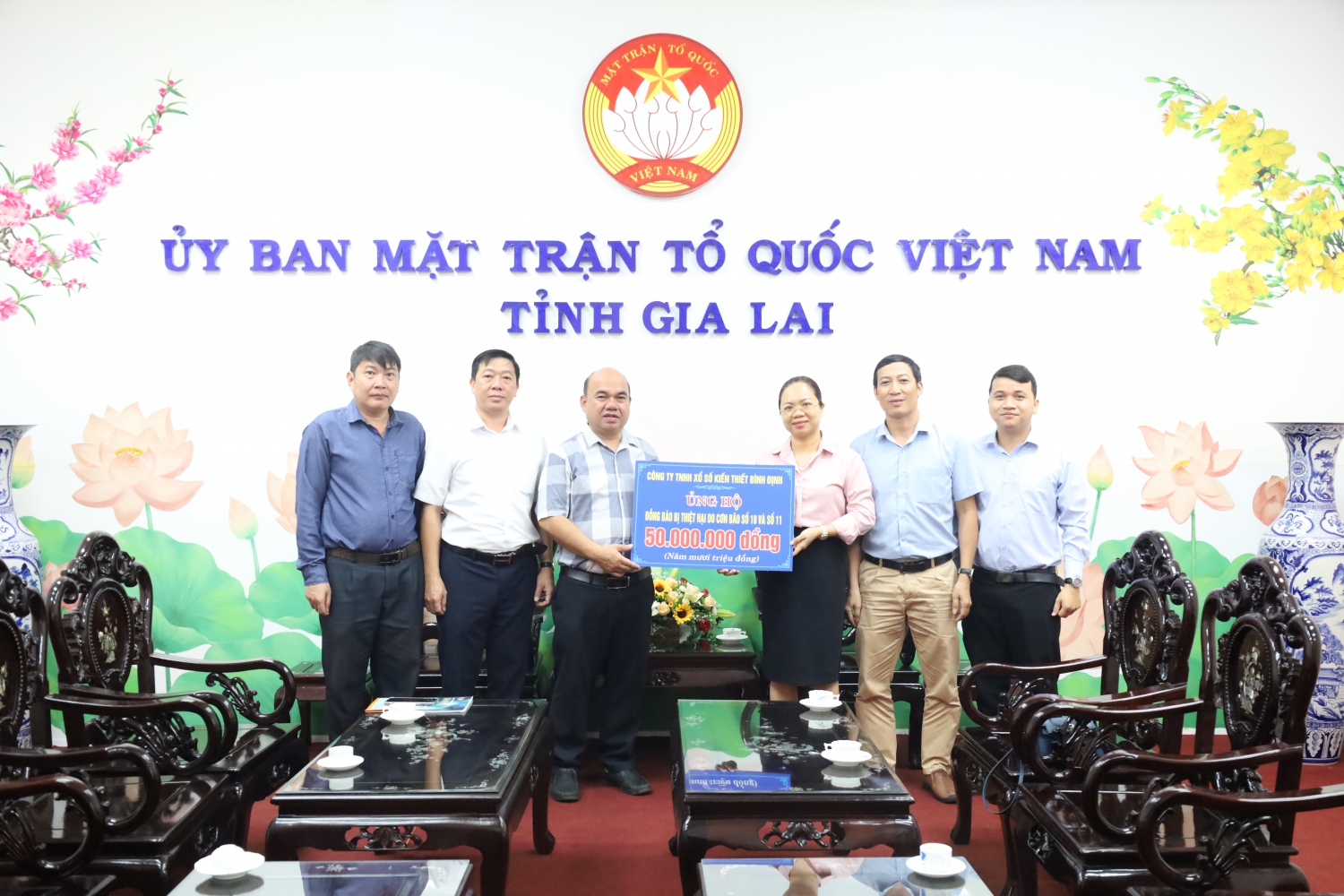 Ông Siu Trung - Phó Chủ tịch Ủy ban MTTQ Việt Nam tỉnh tiếp nhận kinh phí ủng hộ từ Công ty TNHH Xổ số kiến thiết Bình Định