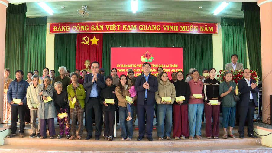 Phó Chủ tịch Thường trực Ủy ban MTTQ Việt Nam tỉnh Trần Minh Sơn chúc Tết tại các phường phía Tây Gia Lai