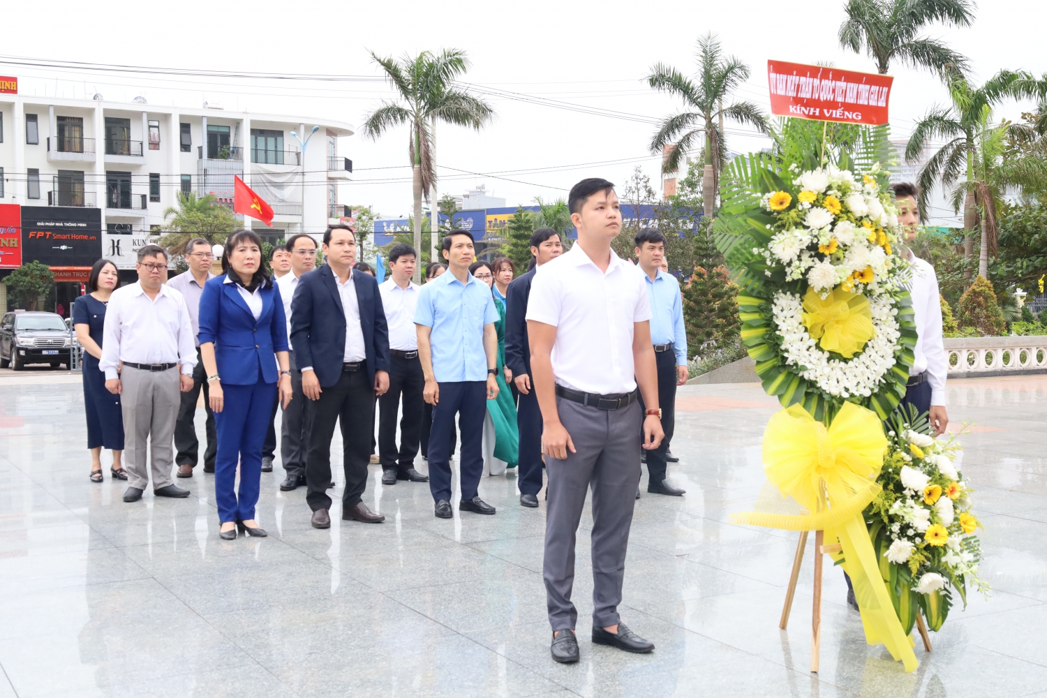 Ban Thường trực Ủy ban MTTQ Việt Nam tỉnh tổ chức lễ dâng hoa, dâng hương tại nghĩa trang liệt sĩ Quy Nhơn