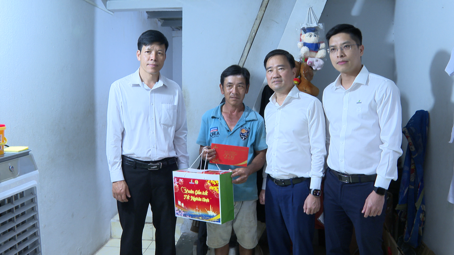 Tặng quà Tết cho người dân 2 phường Quy Nhơn và Quy Nhơn Đông