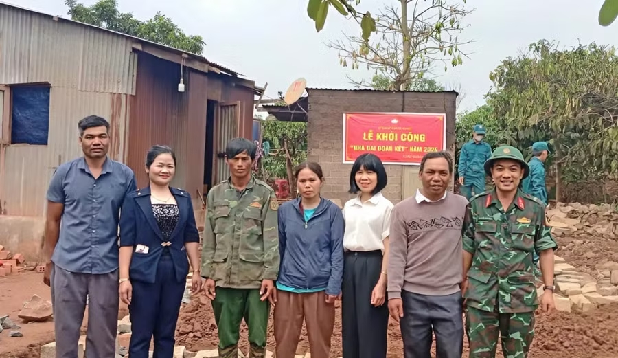 Khởi công xây nhà Đại đoàn kết cho hộ nghèo xã KDang