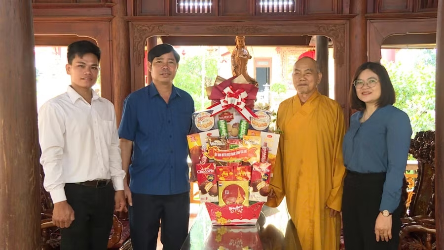 Phó Chủ tịch Thường trực Ủy ban MTTQ Việt Nam tỉnh Trần Minh Sơn chúc mừng Đại lễ Phật đản