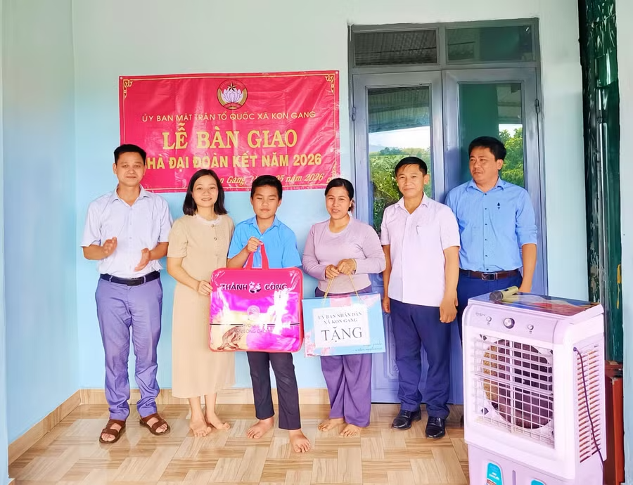 Trao nhà “Đại đoàn kết” cho 2 hộ khó khăn ở xã Kon Gang