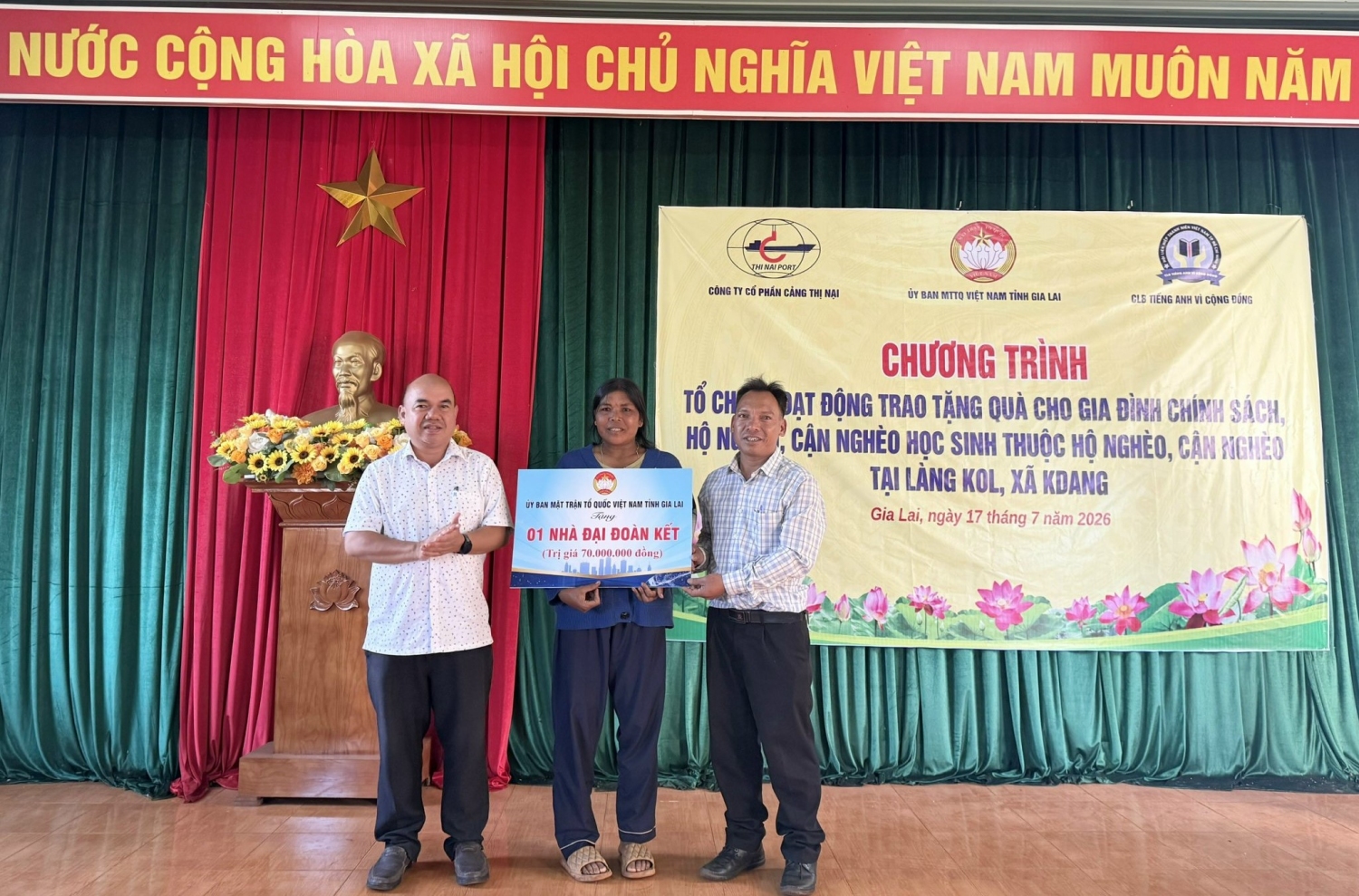 Chương trình trao tặng quà cho gia đình chính sách, hộ nghèo, hộ cận nghèo và học sinh thuộc hộ nghèo, cận nghèo tại Làng Kol, Làng Kồ, xã KDang nhân kỷ niệm 79 năm Ngày Thương binh - Liệt sĩ