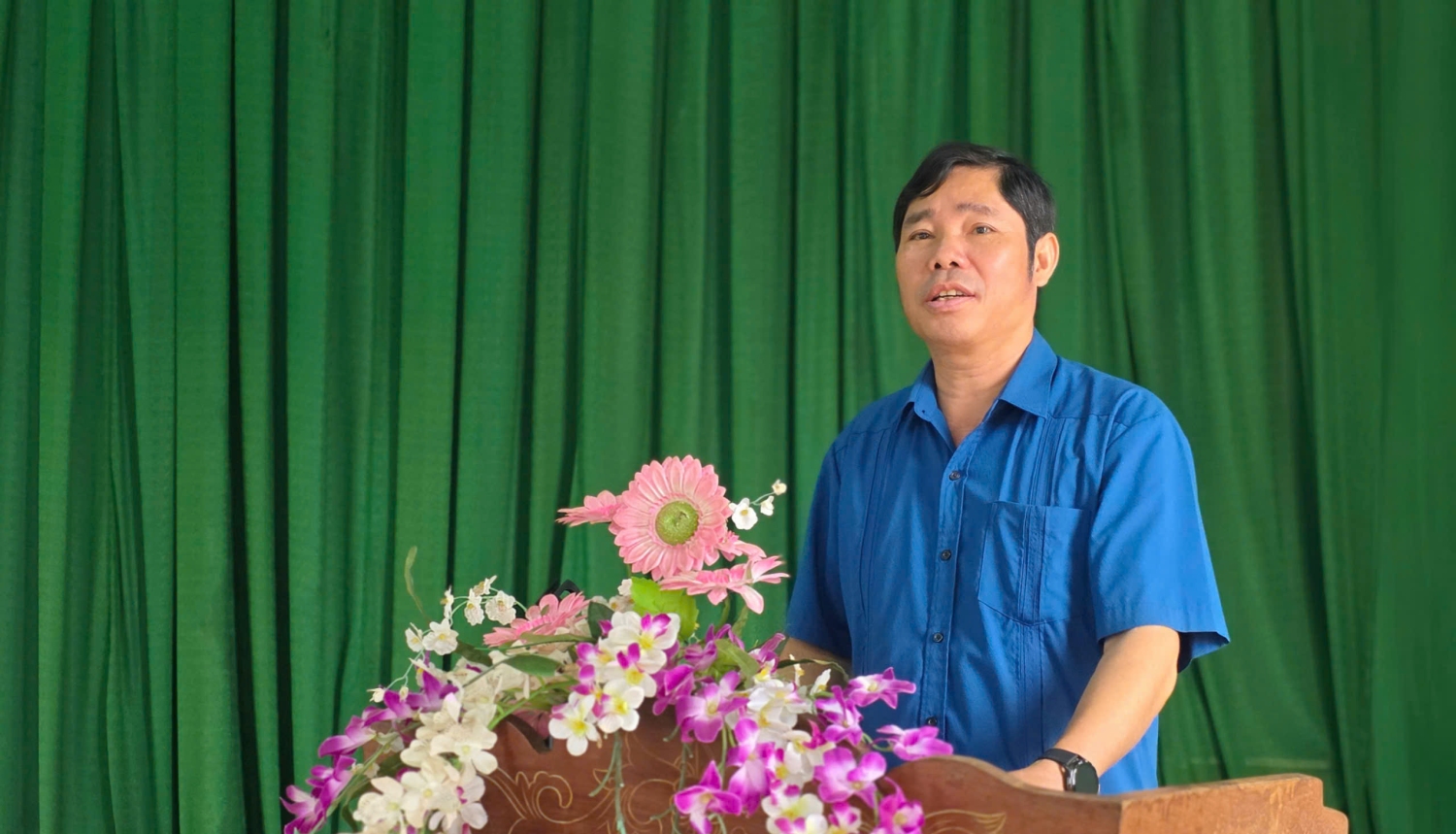 Đồng chí Trần Minh Sơn - Ủy viên Ban Thường vụ Tỉnh ủy, Phó Chủ tịch Thường trực Ủy ban MTTQ Việt Nam tỉnh dự sinh hoạt Chi bộ, trao hỗ trợ nhà Đại đoàn kết
