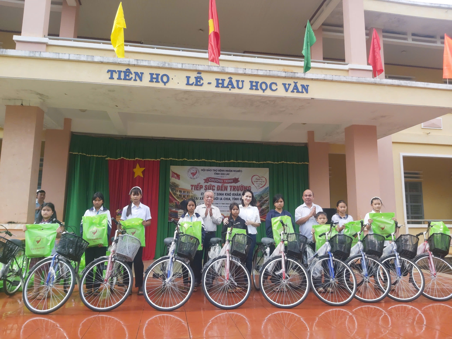 Trao 200 suất quà và 10 xe đạp cho học sinh có hoàn cảnh khó khăn tại xã Ia Chia