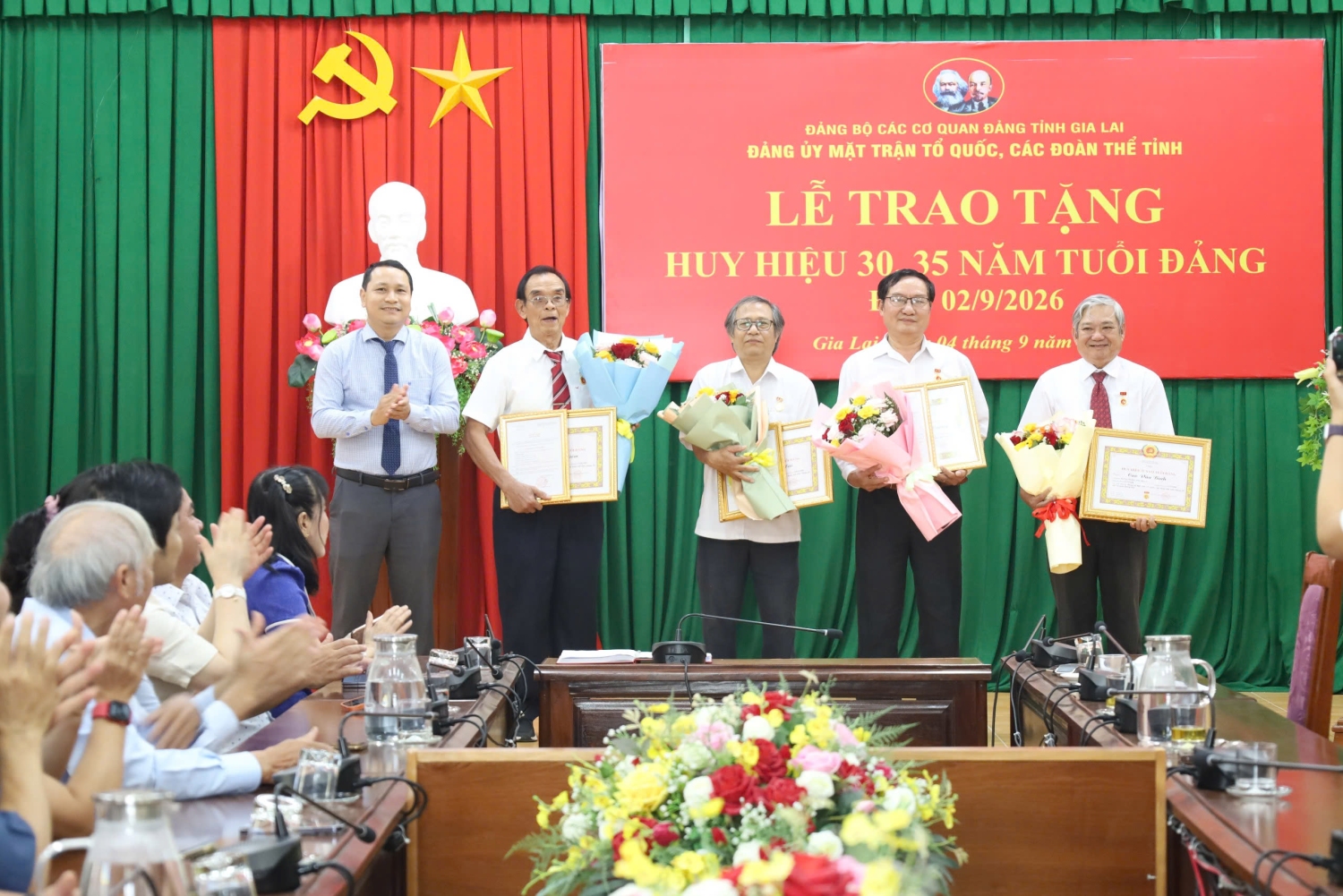 Đảng ủy Mặt trận Tổ quốc, các đoàn thể tỉnh tổ chức Lễ trao tặng Huy hiệu Đảng đợt 02-9-2026