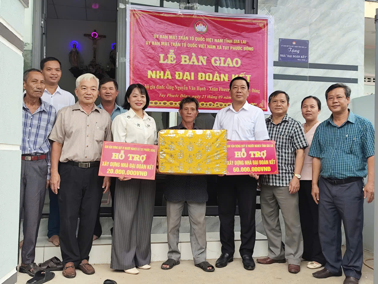 Xã Tuy Phước Đông: Bàn giao nhà Đại đoàn kết cho hộ gia đình có hoàn cảnh khó khăn