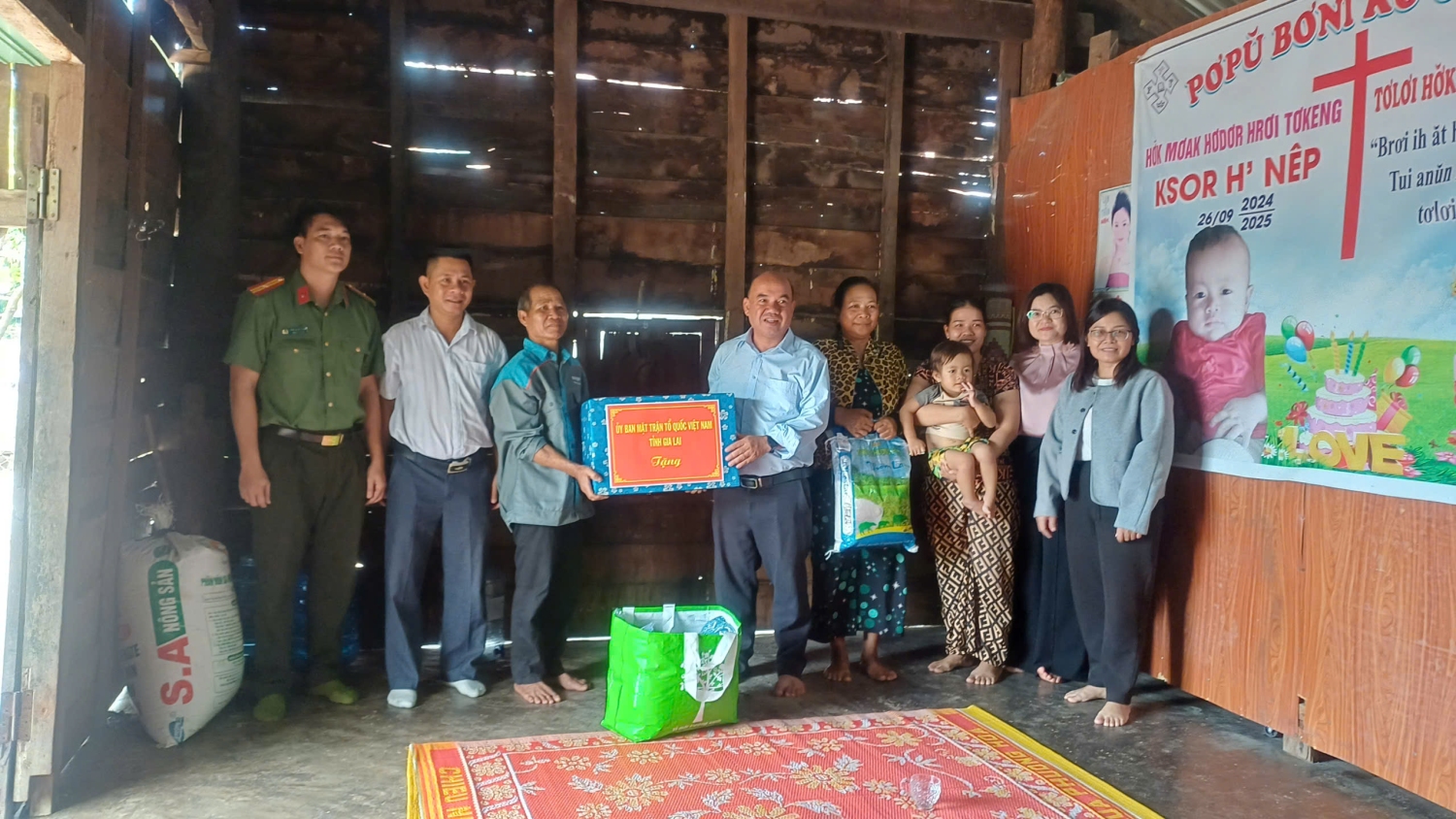 Gia Lai: Tặng quà các gia đình khó khăn trên địa bàn xã Ia Băng và xã Ia Hrung